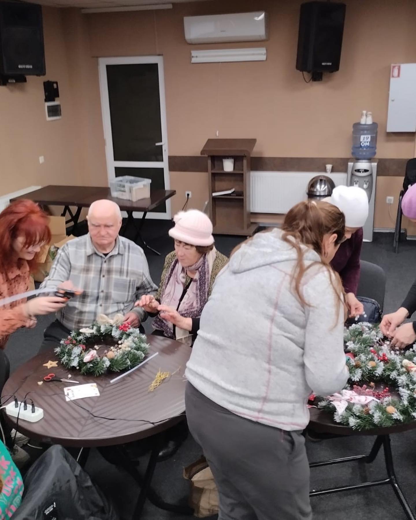 In December, ADRA Moldova organised a workshop meeting aimed at social inclusion and friendship with refugees from Ukraine. Using Art Therapy refugees created holiday decorations.