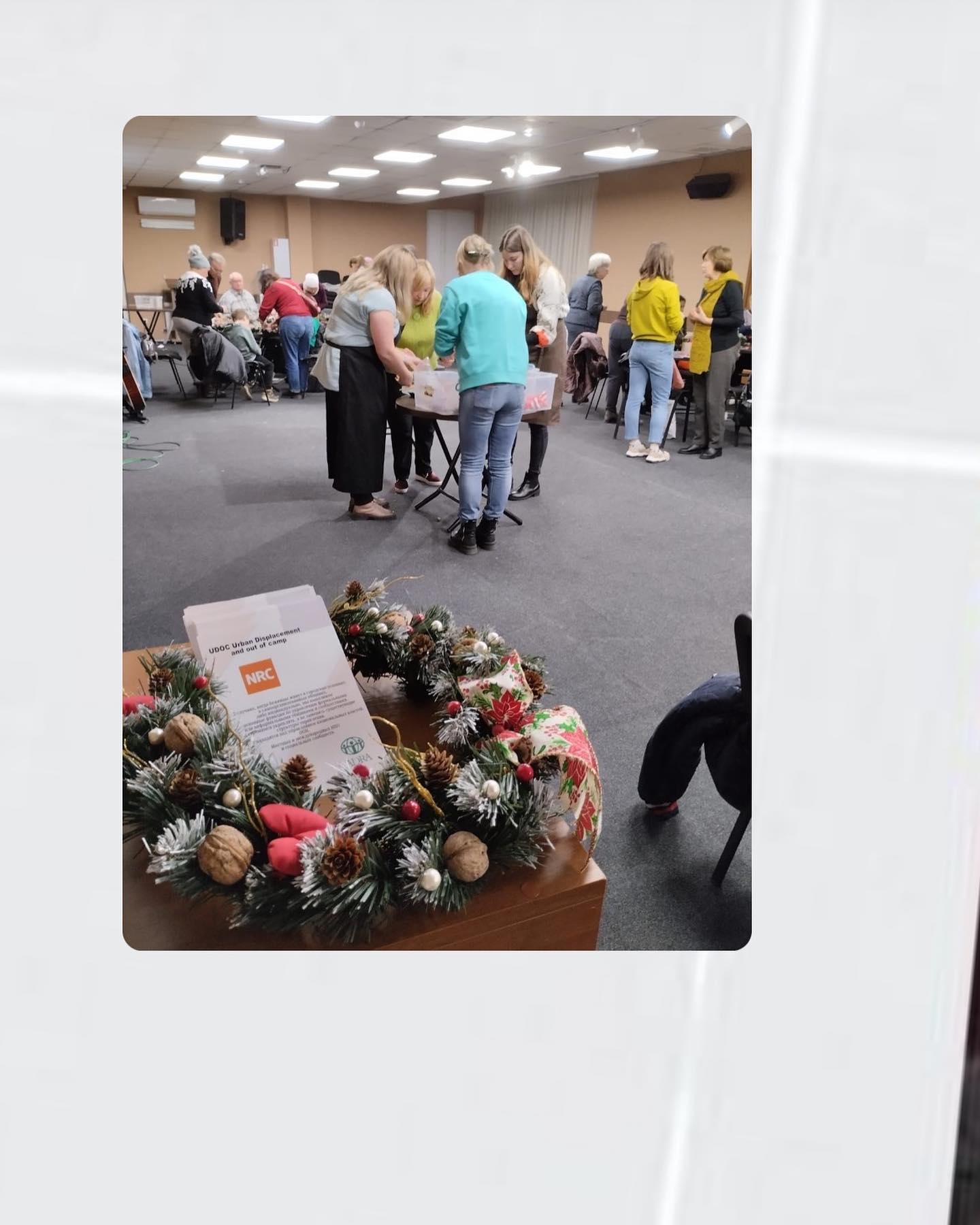 In December, ADRA Moldova organised a workshop meeting aimed at social inclusion and friendship with refugees from Ukraine. Using Art Therapy refugees created holiday decorations.