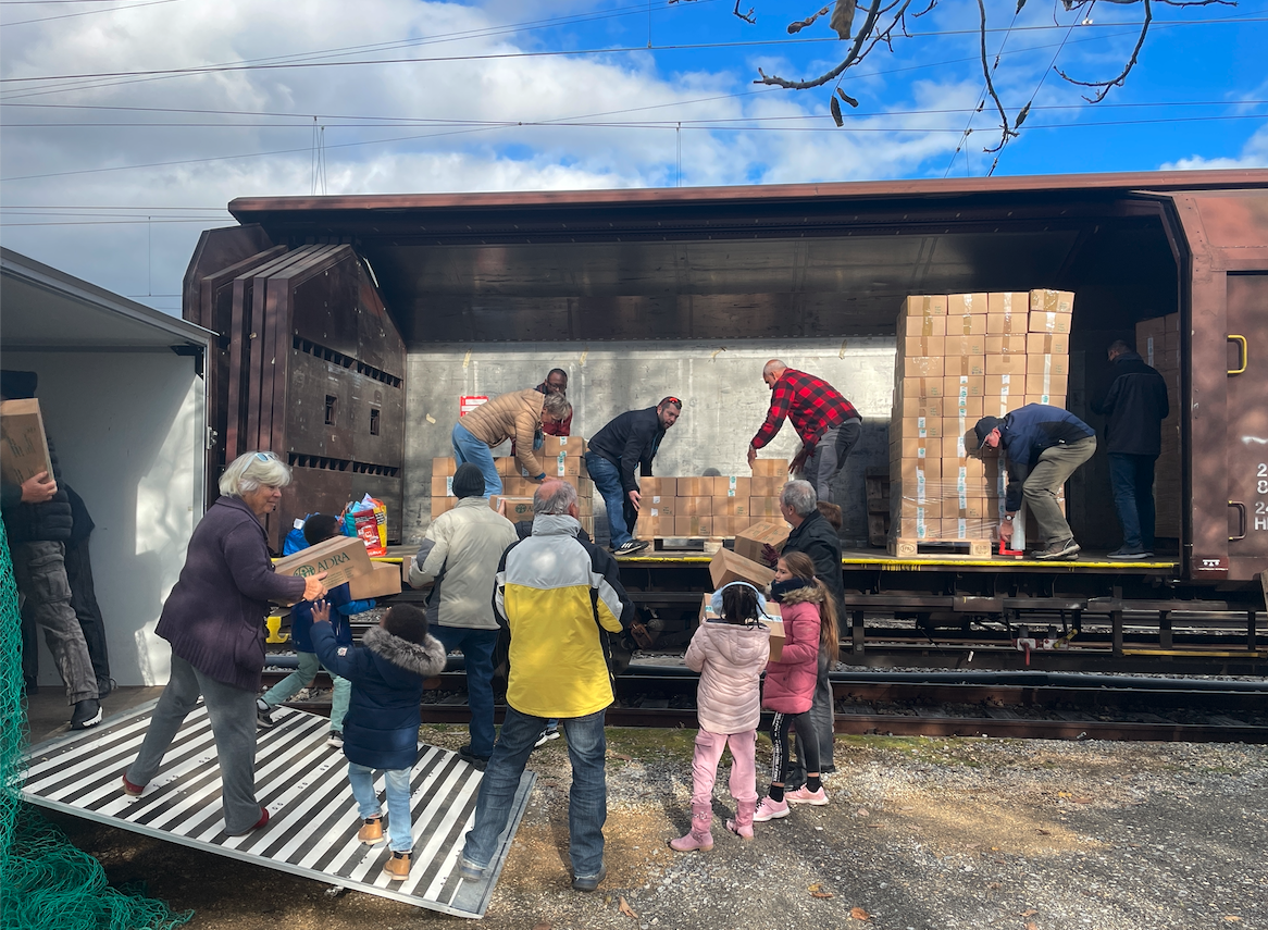 With the "Pack it Päckli" campaign, 3990 Christmas packages and more than 80 boxes of clothing ADRA Switzerland sent to Moldova.