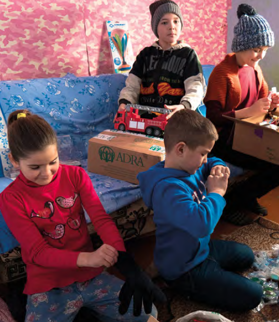 With the "Pack it Päckli" campaign, 3990 Christmas packages and more than 80 boxes of clothing ADRA Switzerland sent to Moldova.