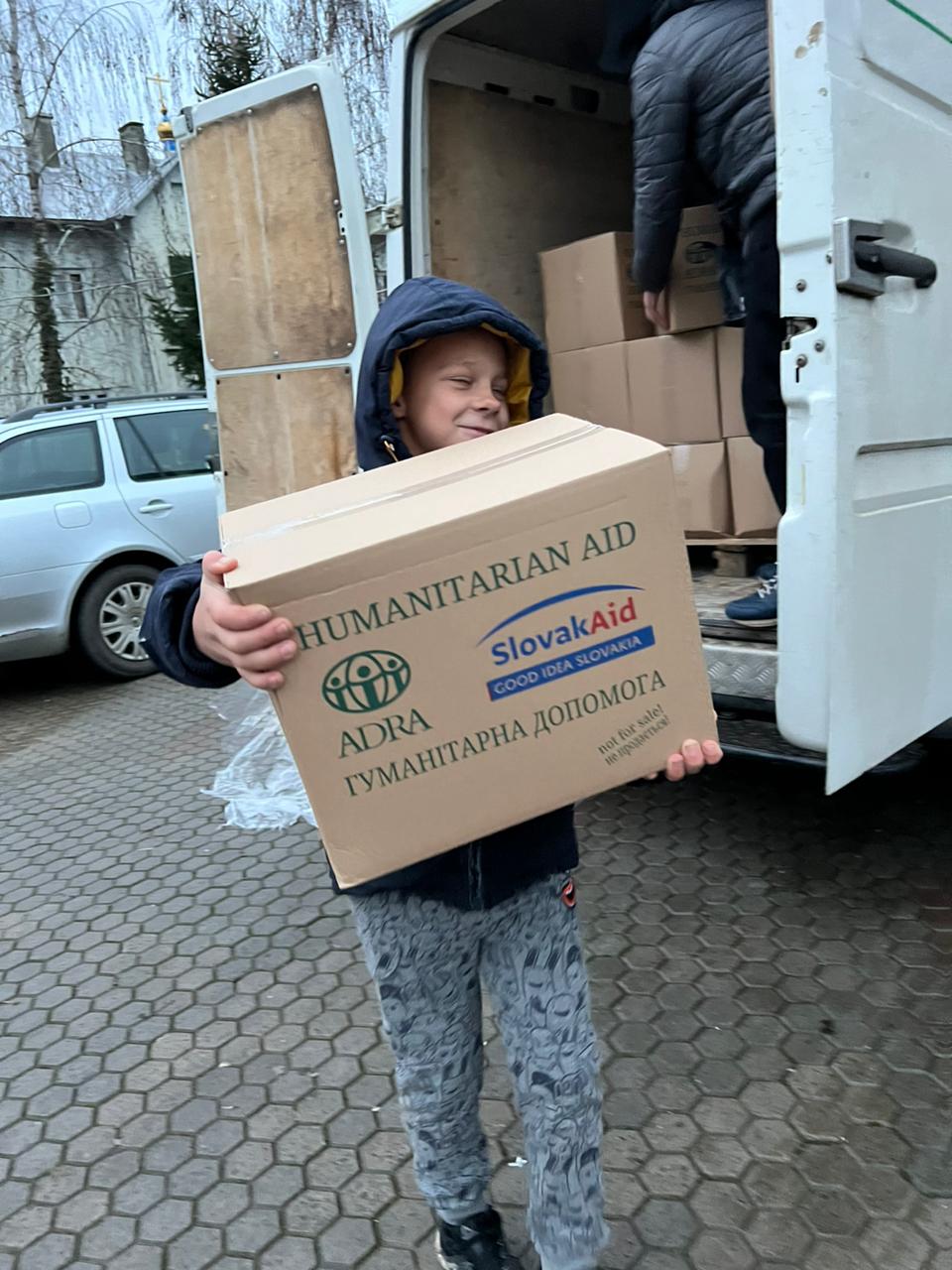 Ambassador Extraordinary and Plenipotentiary of the Slovak Republic to Ukraine, Mr Marek Šafin, handed over 80 packages of humanitarian aid for children in the centre of social support for children and families in the Transcarpathian region before Christmas.