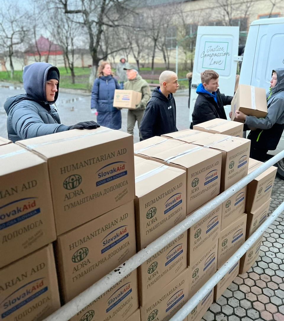 Ambassador Extraordinary and Plenipotentiary of the Slovak Republic to Ukraine, Mr Marek Šafin, handed over 80 packages of humanitarian aid for children in the centre of social support for children and families in the Transcarpathian region before Christmas.